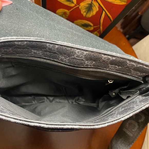 Black and Gray Unisex messenger Bag - Picture 4 of 6